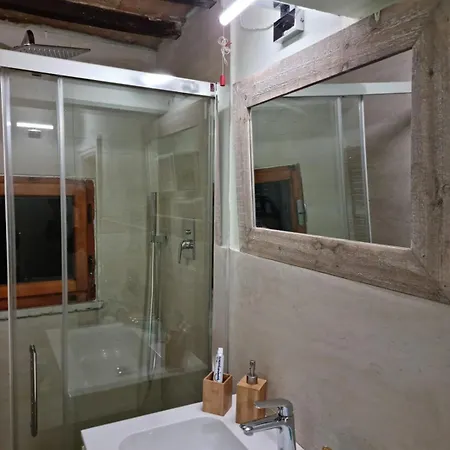Finestra Sui Tetti Di Apartment *